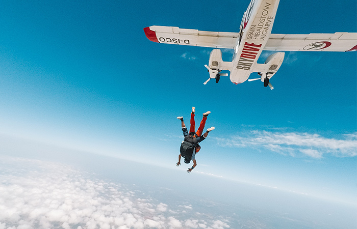 Thomas Neumark skydiving