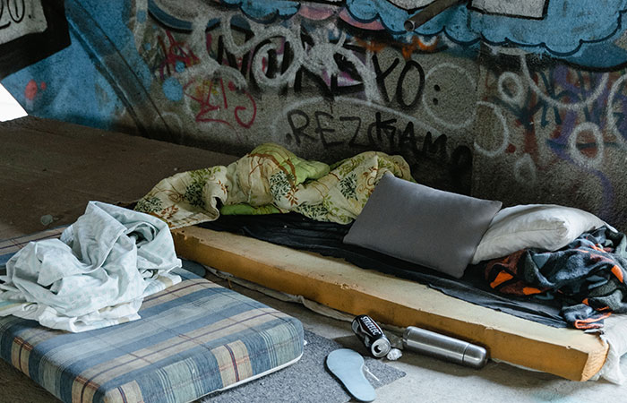 mattresses-for-sleeping-on-the-streets-graffitied-wall